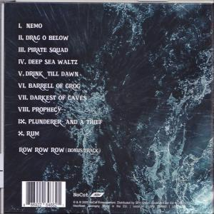 Die Rückseite eines CD-Covers mit Titelliste und wellenförmigem Hintergrund.