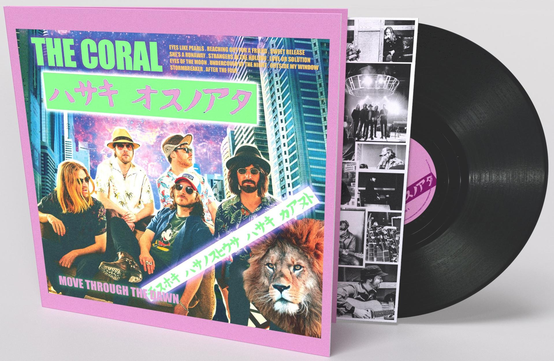Pochette d'album avec photo du groupe. The Coral, texte japonais et image de lion visibles. Un vinyle est en arrière-plan.