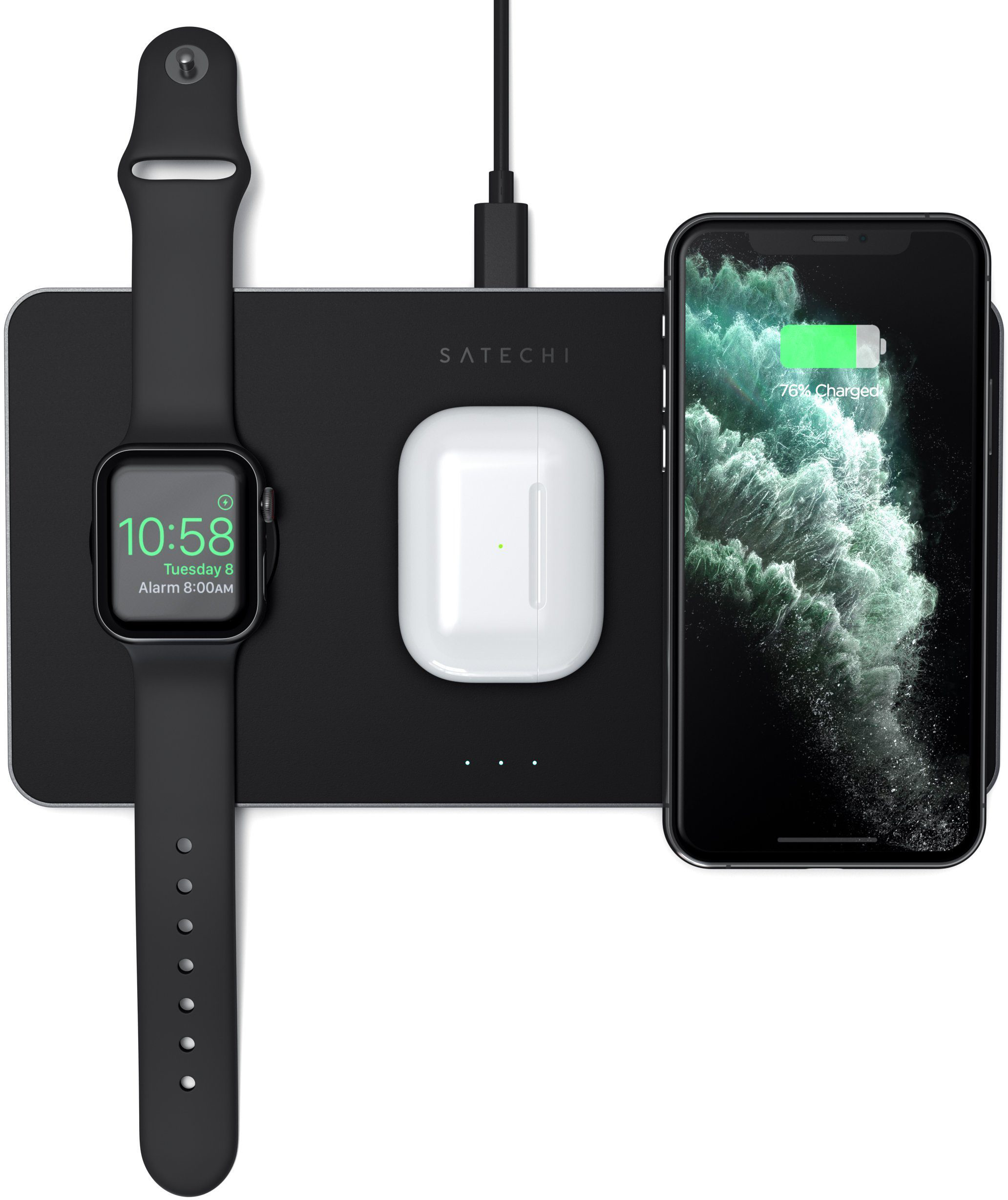 Stazione di ricarica nera con iPhone, Apple Watch e AirPods. Il telefono mostra lo stato di carica. Design elegante.