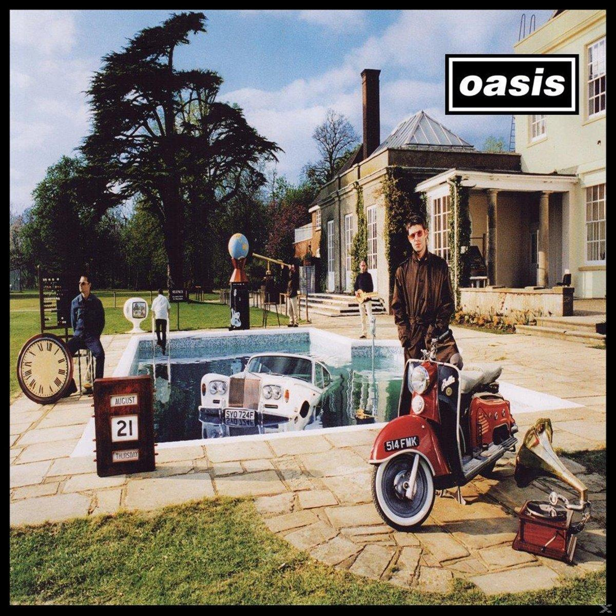 Oasis-Albumcover: ein Pool mit einem Auto. Mann auf einem Roller, Leute stehen und eine Uhr.