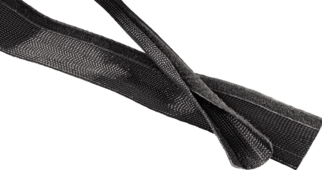 Schwarzes, netzartiges Material, auf sich selbst gefaltet, weißer Hintergrund.