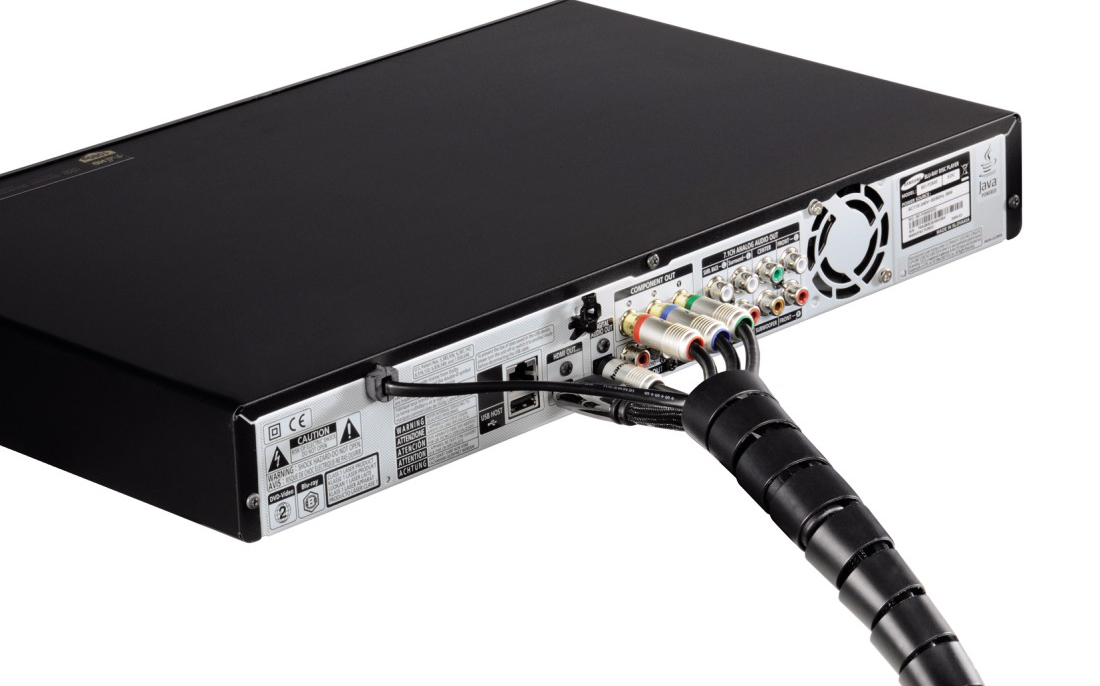 Die Rückseite eines schwarzen DVD-Players mit angeschlossenen Kabeln.