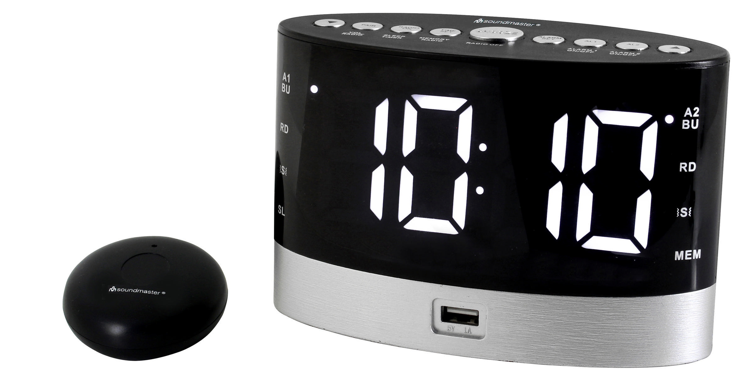 Digitaluhr mit der Zeit 10:10, mit schwarzer Fernbedienung, auf weißem Hintergrund.