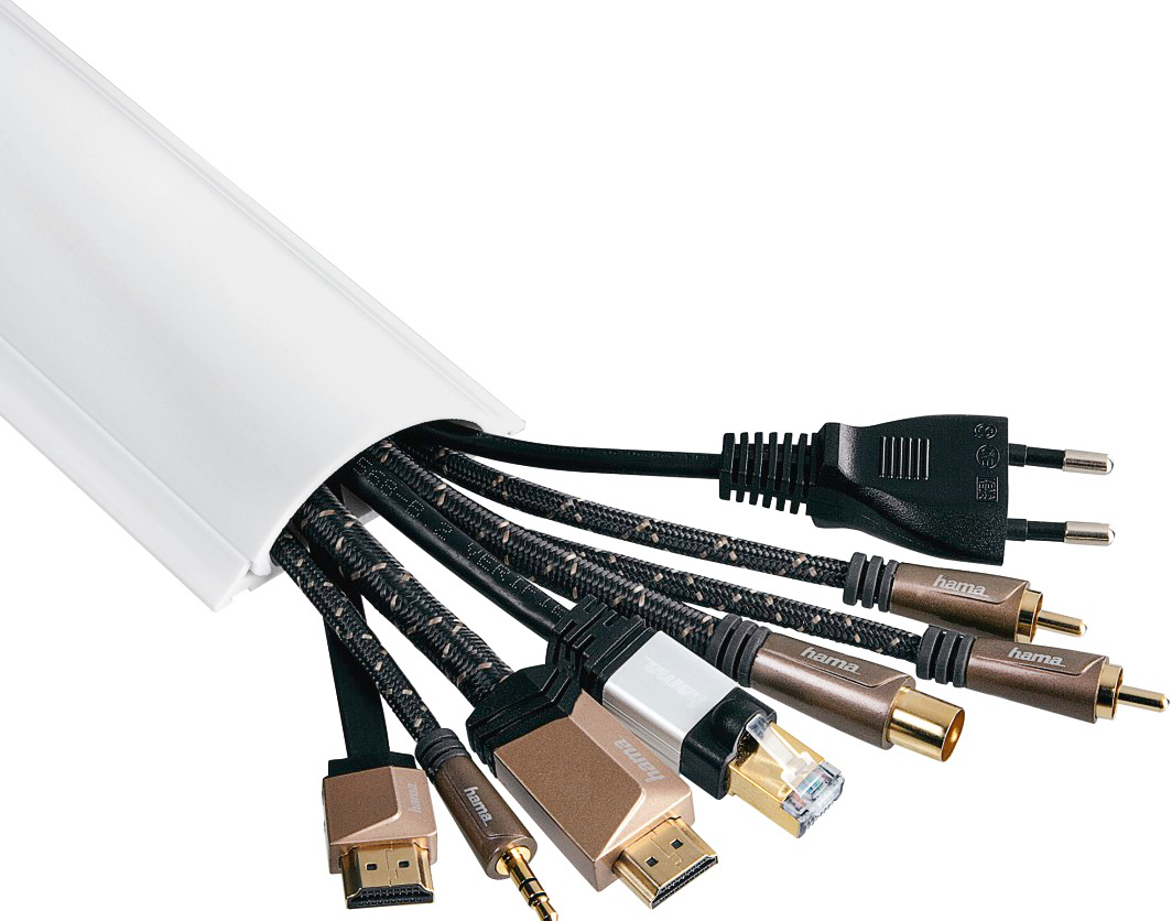 Kabel in einem weißen Kabelkanal. Verschiedene Stecker und Farben.