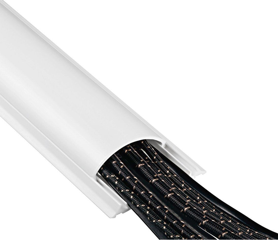 Weißer Kabelkanal mit Kabeln im Inneren, schräge Ansicht.