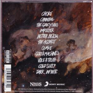 Le dos d'un boîtier de CD avec une liste de titres sur fond sombre.