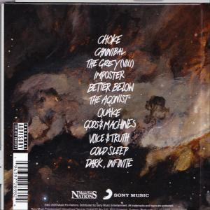Pochette d'album avec un fond sombre et abstrait et une liste de titres de chansons en blanc.