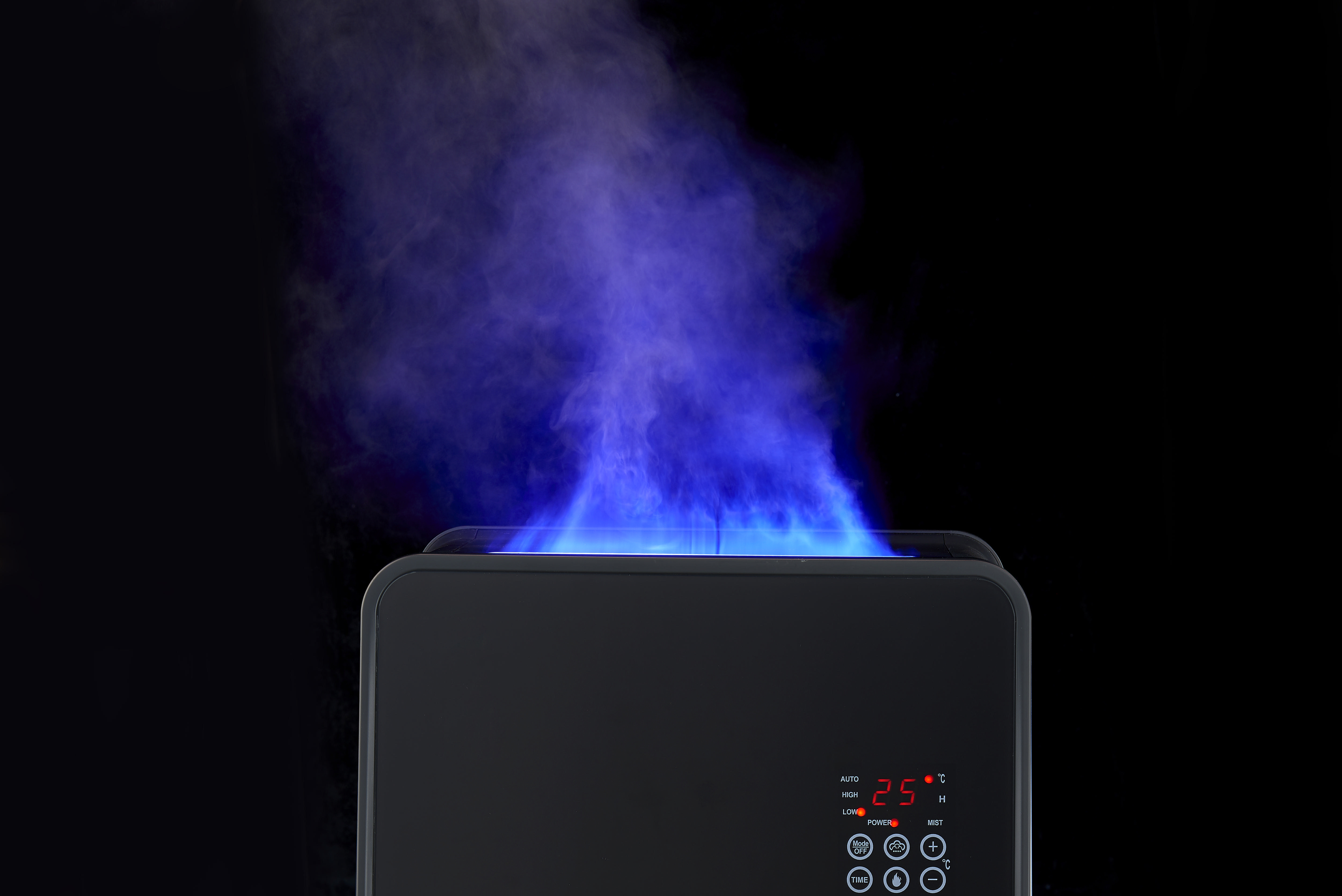Schwarzer Luftbefeuchter mit blauem Dampf. Digitalanzeige zeigt 25. Schwarzer Hintergrund.