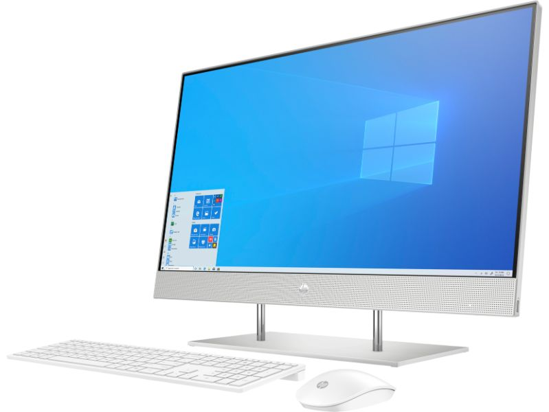 Una computadora HP todo en uno plateada con teclado y mouse blancos sobre una superficie blanca.
