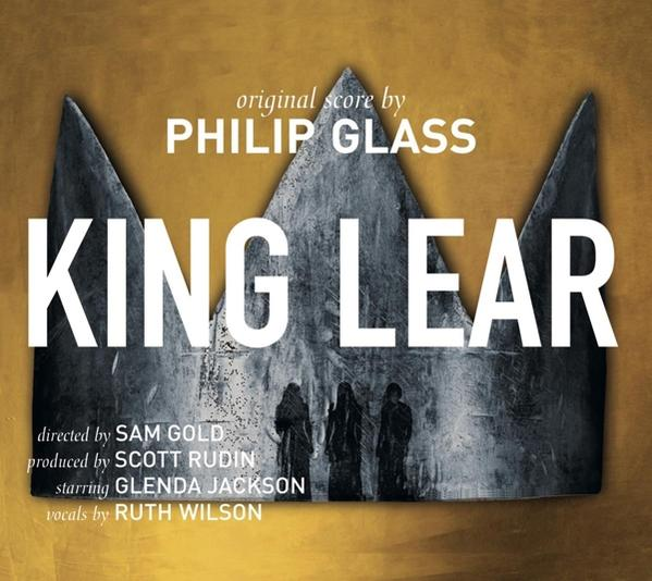 Affiche de film : Titre 'King Lear' sur une couronne. En dessous, silhouettes de trois personnages sur fond doré.
