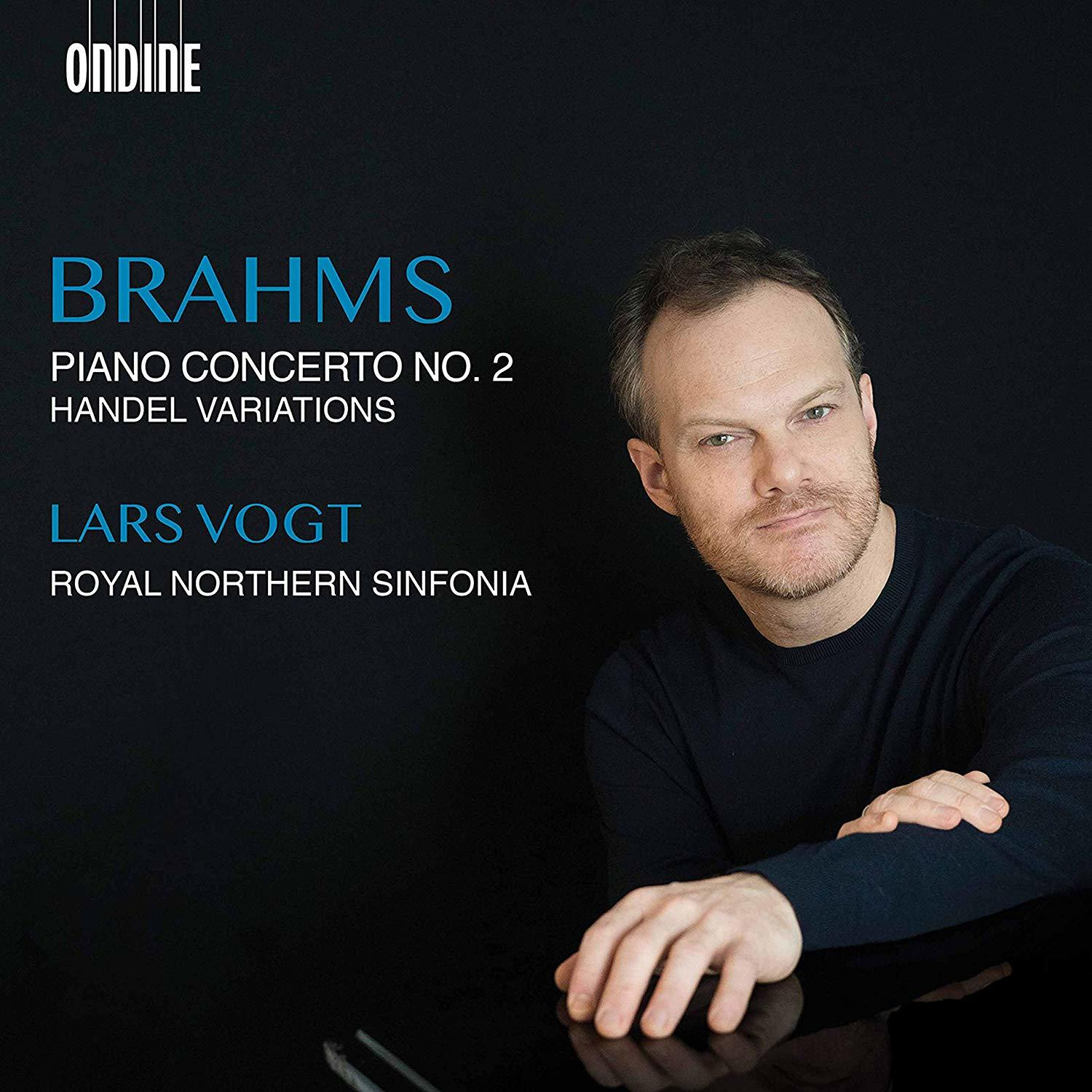 Pochette de l'album du Concerto pour piano n° 2 de Brahms. Un homme regarde la caméra. Fond noir.