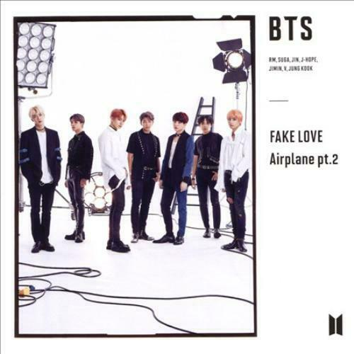 BTS bandleden poseren in een studio. Tekst en logo aan de rechterkant. Witte achtergrond.