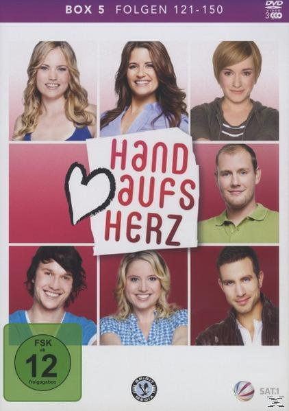 DVD-Cover mit sechs lächelnden Personen, der Titel lautet Hand aufs Herz.