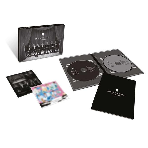 Albumkészlet CD-kkel, egy füzettel és kártyákkal, fekete borítóval és egy képpel.