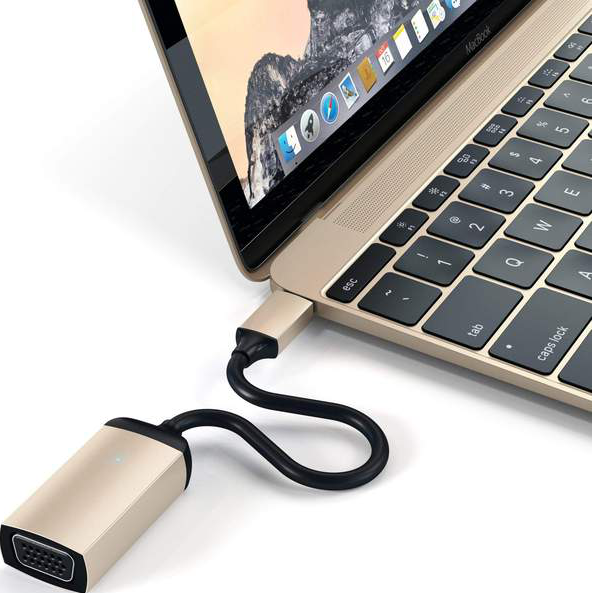 Ein Laptop mit schwarzem Kabel und einem VGA-Adapter angeschlossen. Der Adapter ist silberfarben.