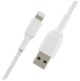 Câble Lightning blanc Belkin. Le câble a un cordon tressé blanc et des connecteurs blancs.