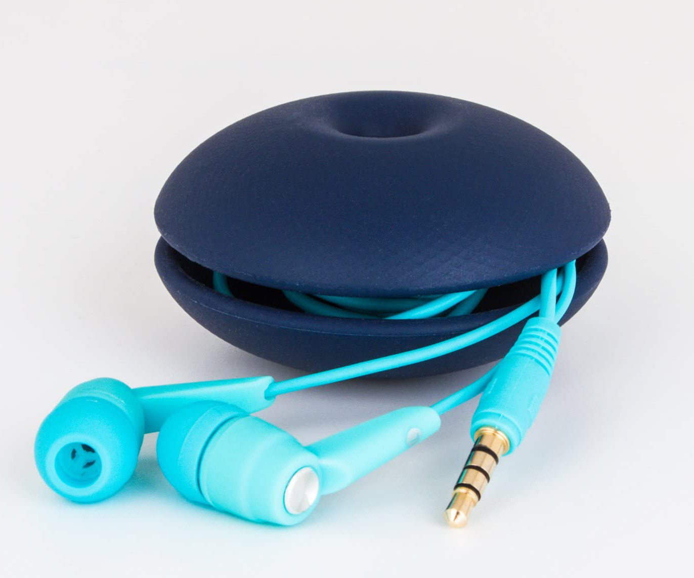 Auricolari in un supporto blu. Gli auricolari sono azzurri. Il supporto è blu scuro.