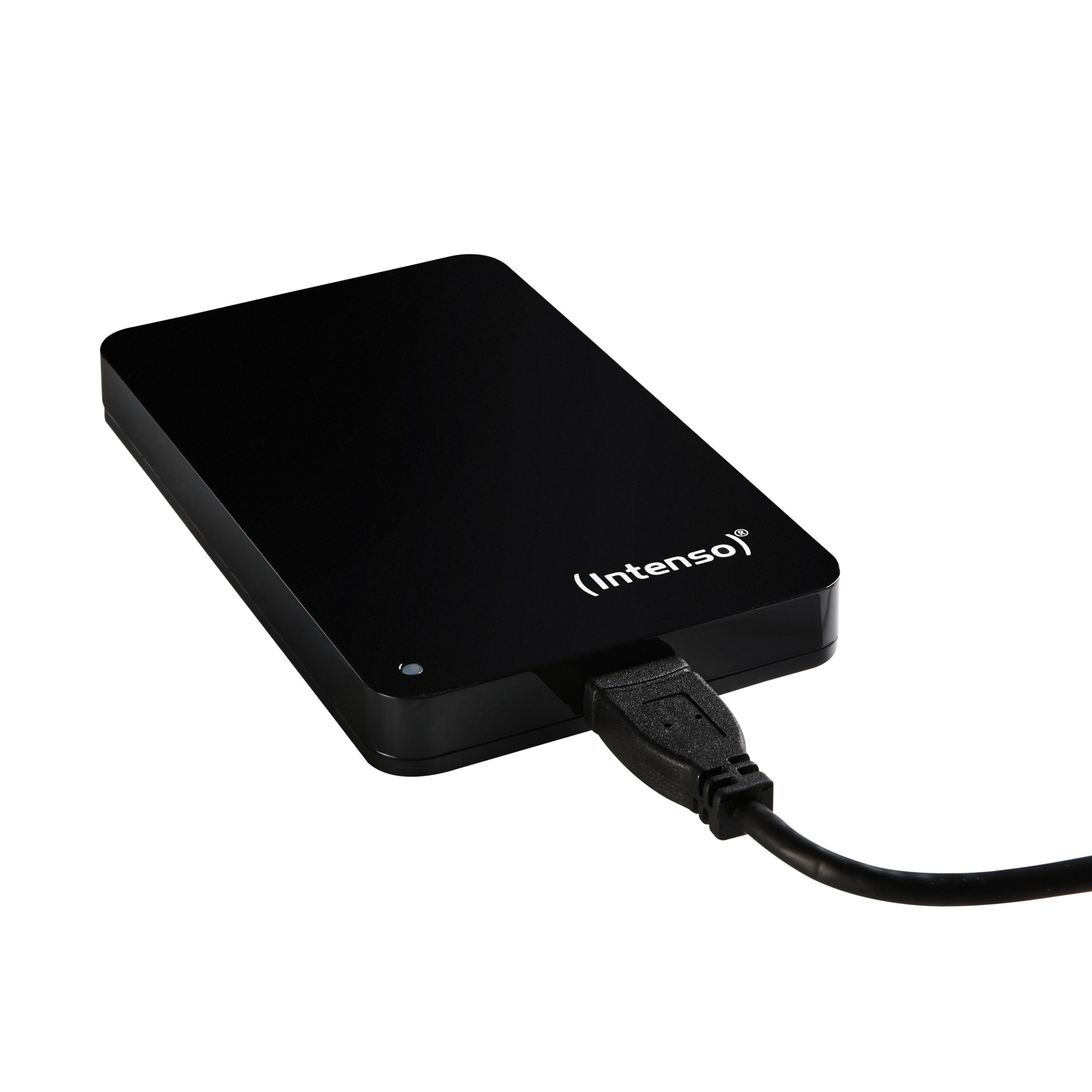 Schwarze externe Festplatte mit angeschlossenem USB-Kabel, schräge Ansicht.