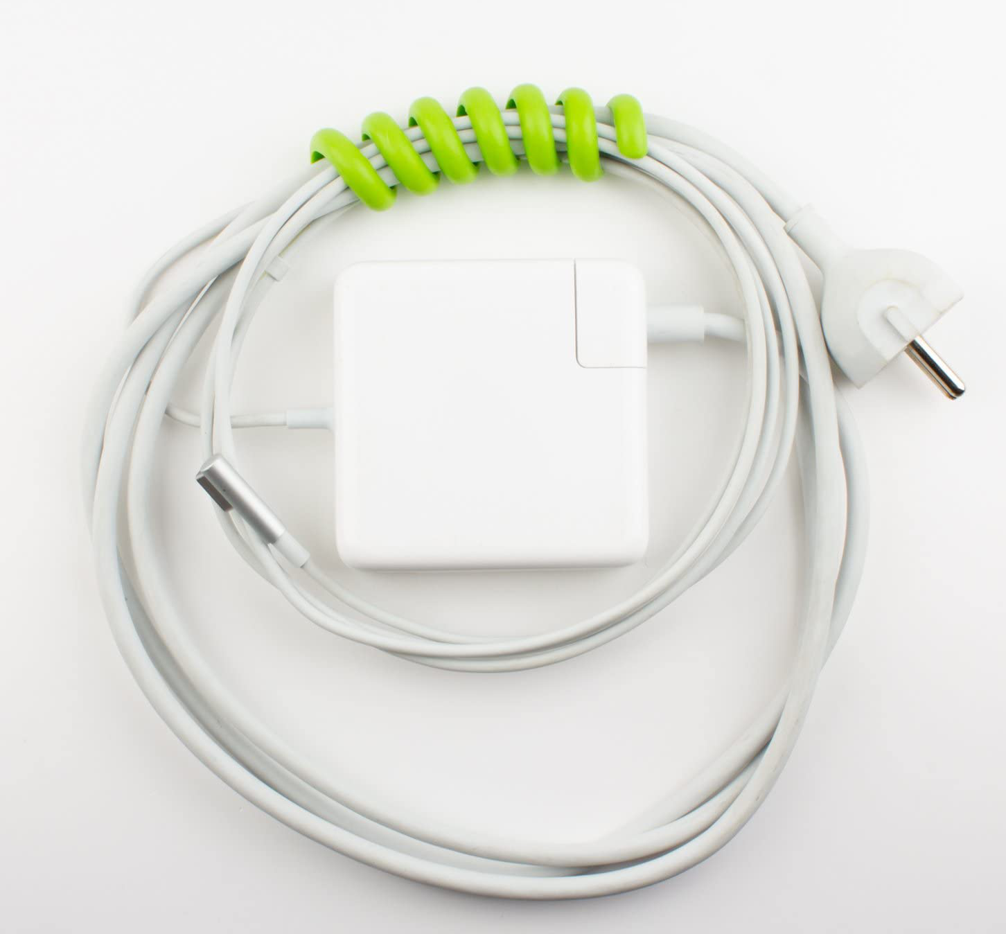 Chargeur et câble blancs avec un organiseur de câble vert sur fond blanc.