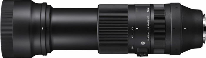 Schwarzes Kameraobjektiv mit Zoom- und Fokusringen.