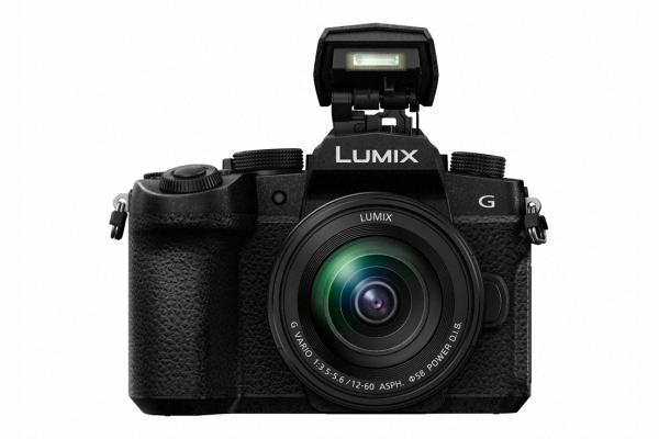 Schwarze Lumix Kamera mit Objektiv und Blitz, auf weißem Hintergrund.