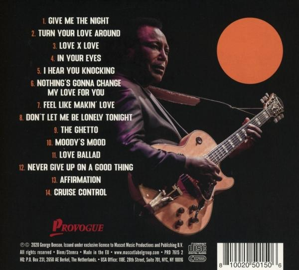 Albumcover, ein Mann mit Gitarre, mit einer Titelliste. Oben rechts ein oranger Kreis.