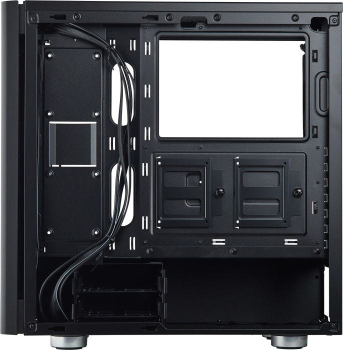 Ein offenes Computergehäuse mit Komponenten und Kabeln im Inneren.