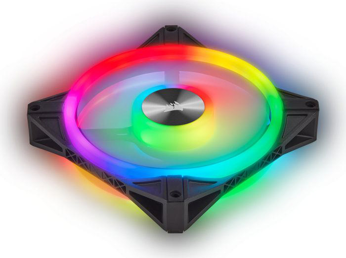 Ein schwarzer Computerlüfter mit einem Ring aus regenbogenfarbenen Lichtern.