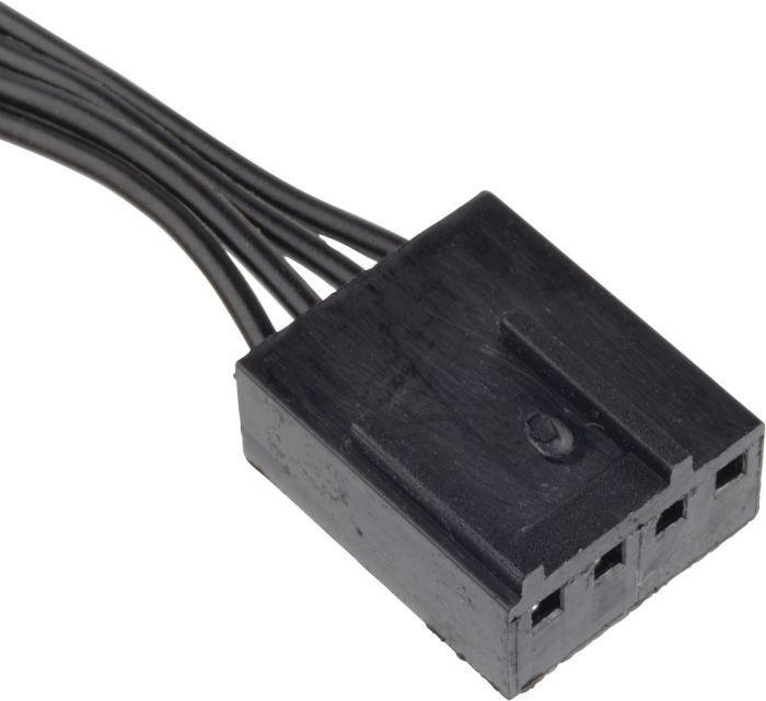 Schwarzer Stecker mit vier Kabeln, die daraus herausragen, zum Anschließen von Komponenten. Nahaufnahme.