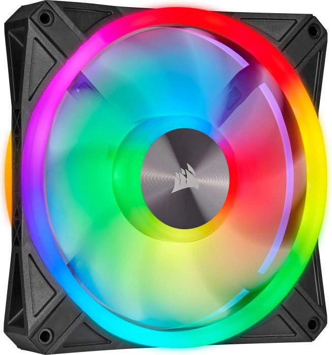 Ein schwarzer Lüfter mit einem regenbogenfarbenen Lichtring. Der Lüfter hat eine silberne Mitte mit dem Corsair-Logo.