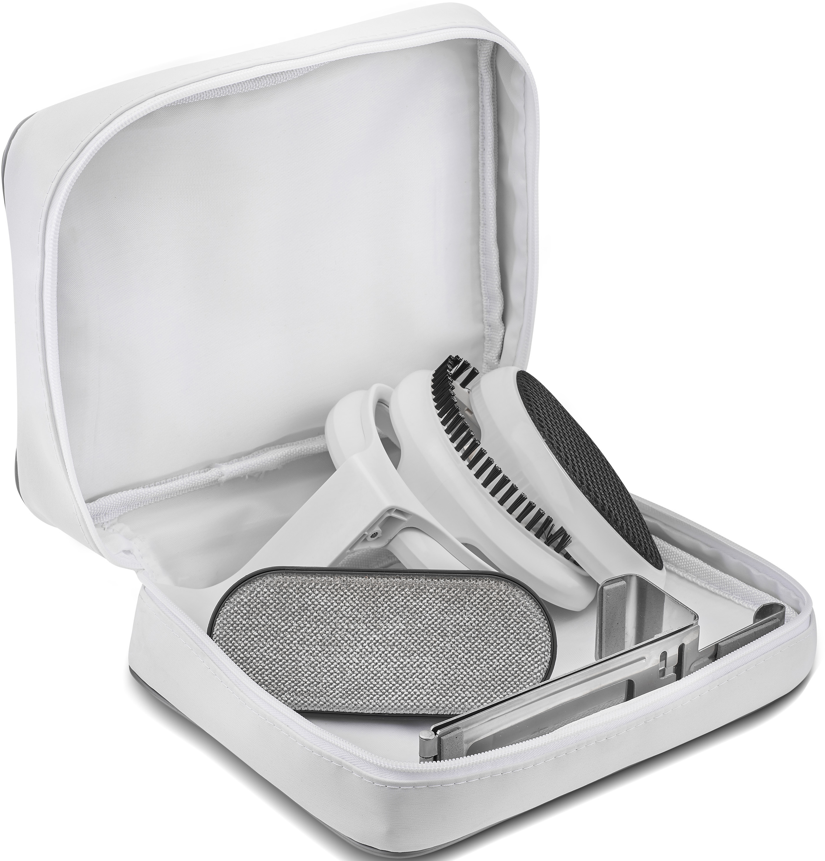 Sac de voyage blanc ouvert avec outils de nettoyage à l'intérieur.