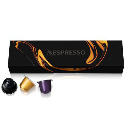 Eine schwarze Schachtel mit Nespresso-Kaffeekapseln. Drei Kapseln sind vorne.