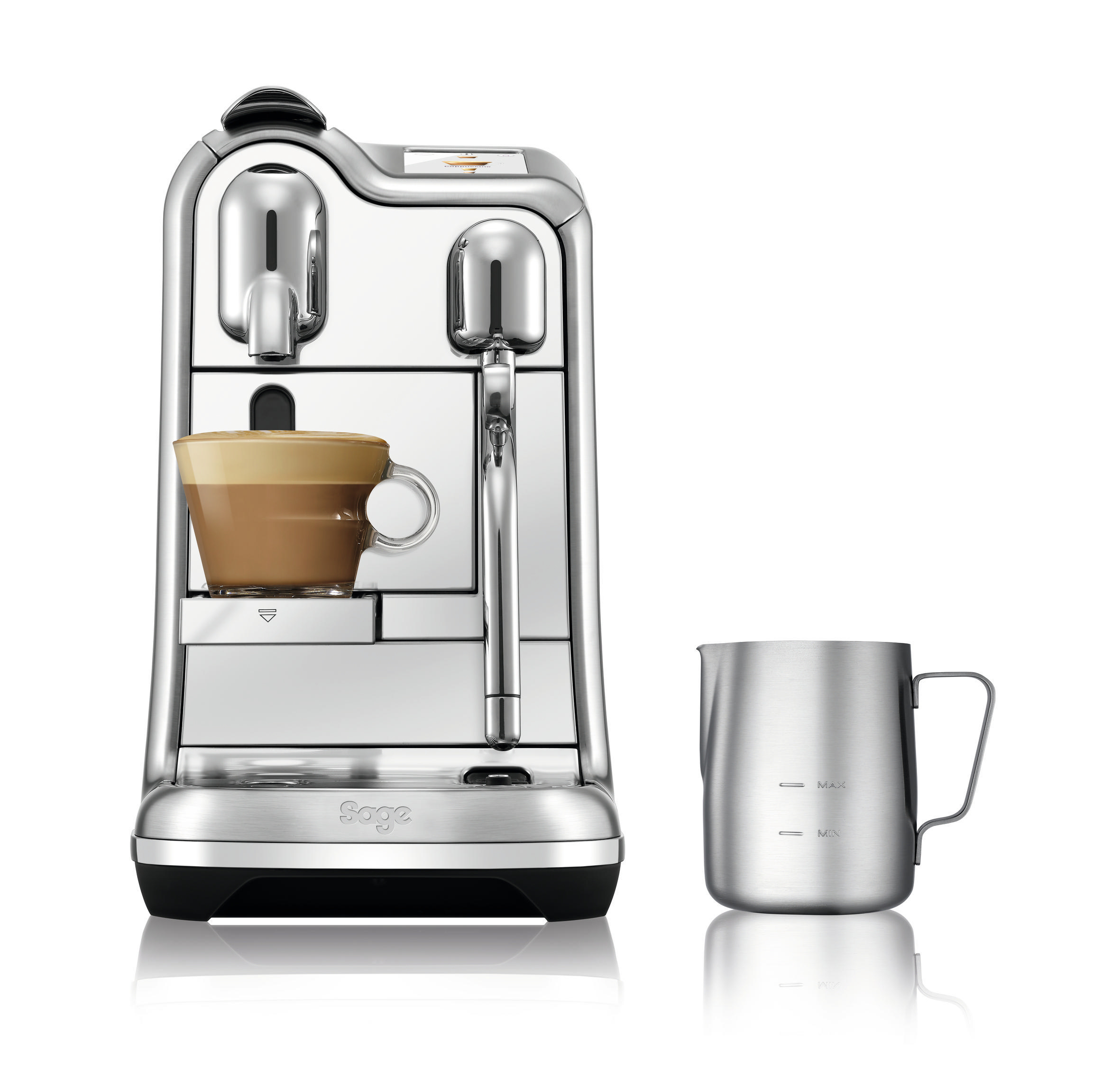 Eine silberne Sage Espressomaschine mit einer Tasse Kaffee und einem kleinen Milchbehälter aus Metall.