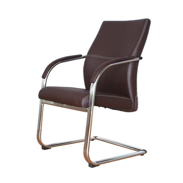 Silla de cuero marrón con patas y reposabrazos cromados. Detalles de costura blanca.