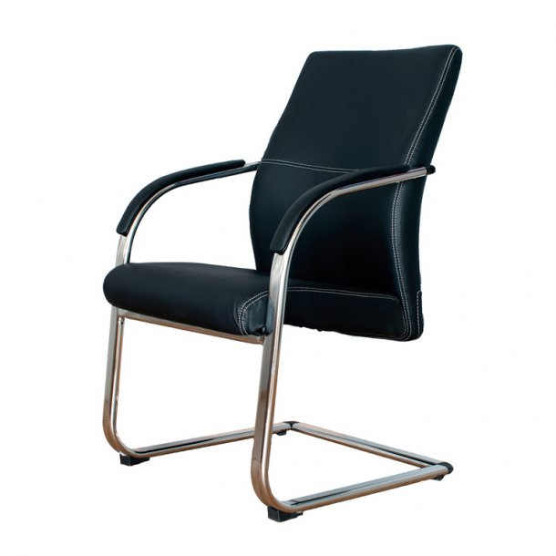 Silla de cuero negro con marco plateado. Costuras blancas visibles. Silla aislada sobre fondo blanco.
