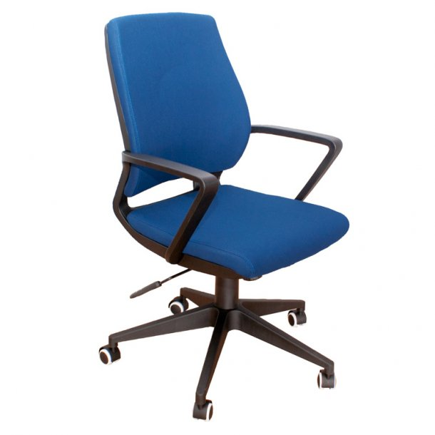 Silla de oficina azul con marco negro, ruedas negras. Fondo blanco.