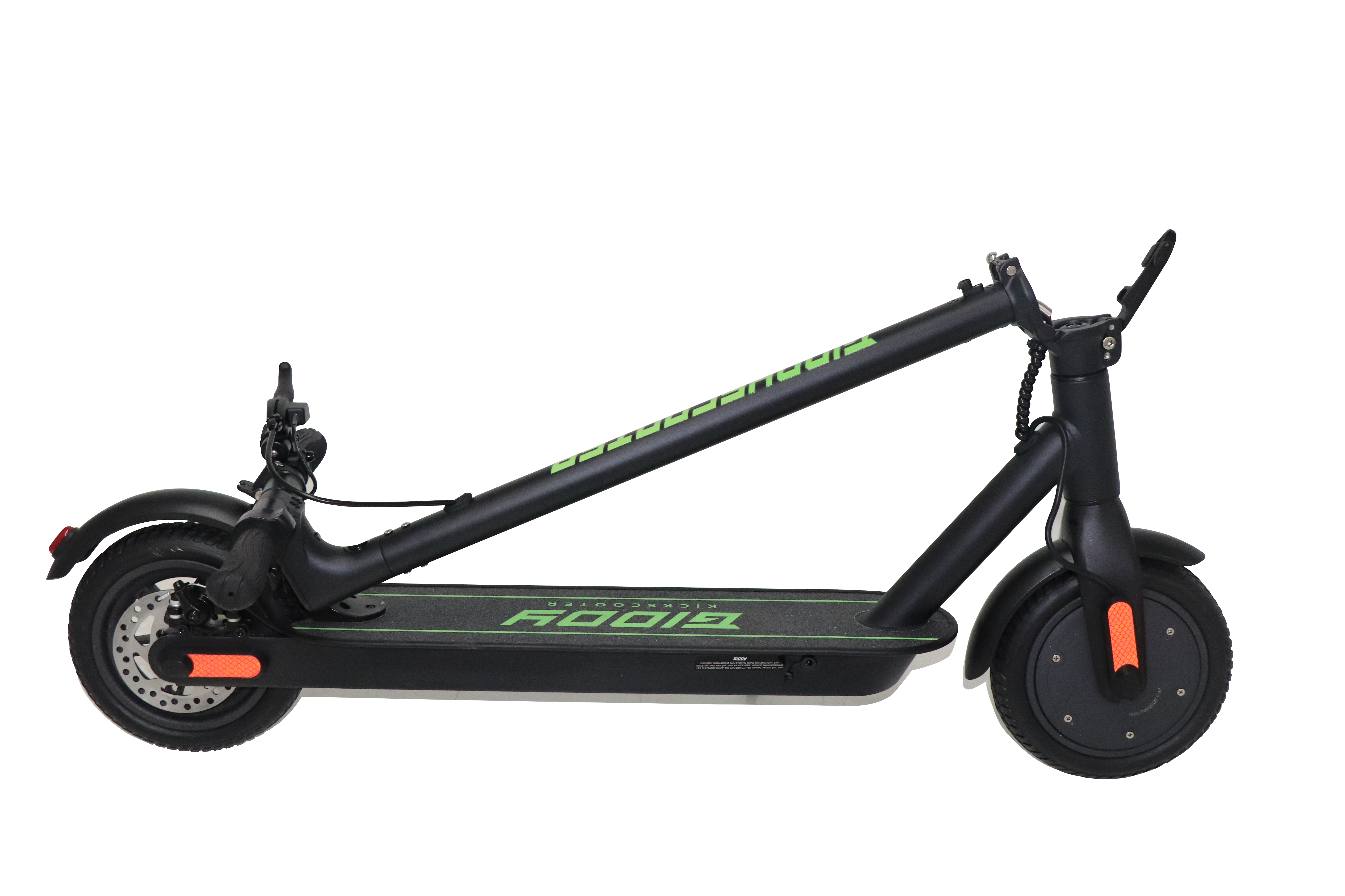 Siyah elektrikli scooter, katlanmış, siyah zemin üzerinde yeşil detaylarla.