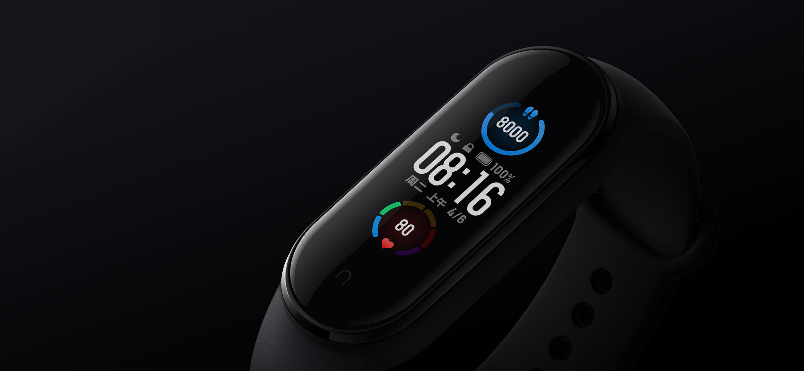 Schwarze Smartwatch, die Zeit, Schritte, Akku und Herzfrequenz anzeigt.