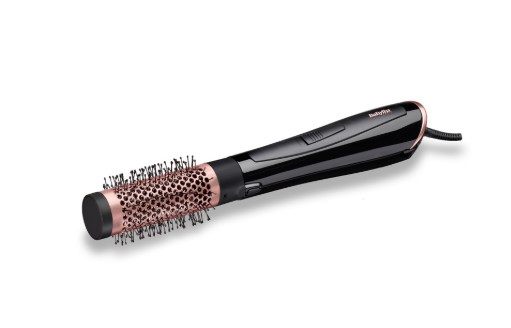 Une brosse de coiffage Babyliss noire et or rose posée sur un fond blanc.