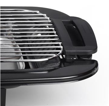 Nahaufnahme eines schwarzen Elektrogrills mit glänzender Metallgrillplatte.