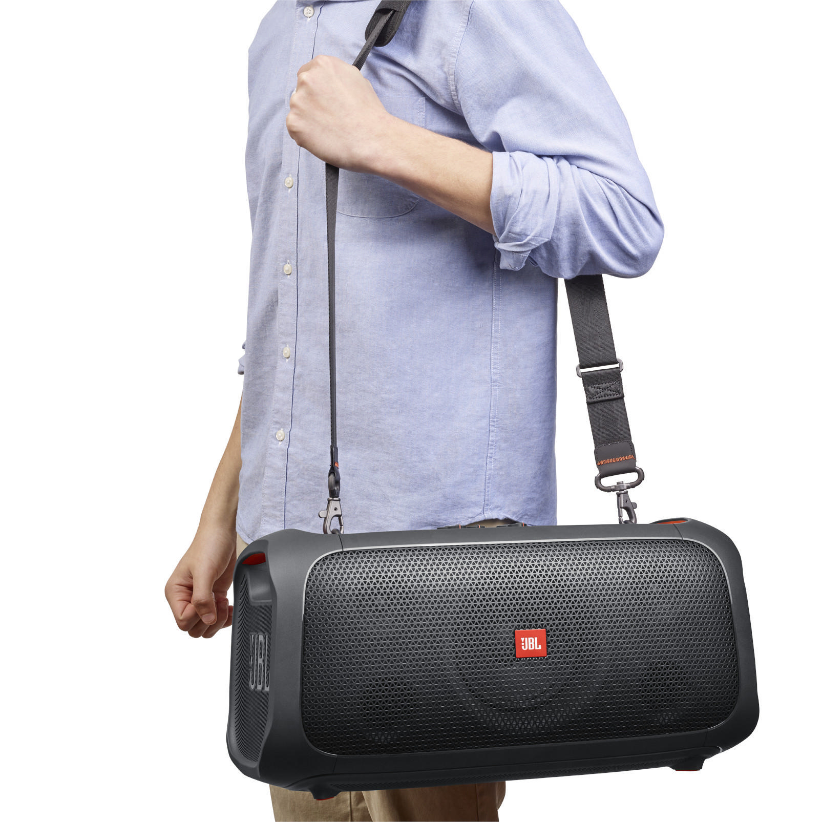 Eine Person trägt einen schwarzen JBL-Lautsprecher mit Schulterriemen.