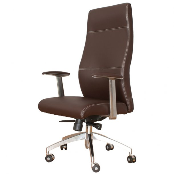 Silla de oficina de cuero marrón con reposabrazos y base plateados, costuras blancas y respaldo alto.