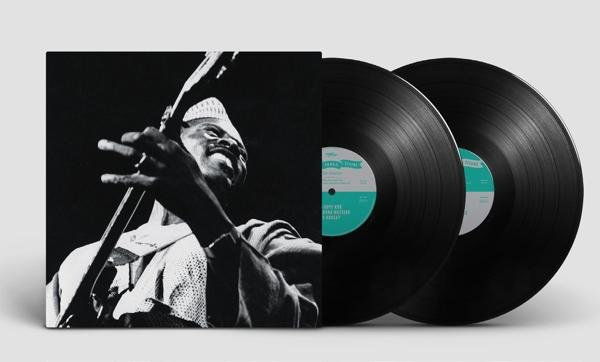 Album borítója és két fekete bakelit lemez. A borítón egy férfi képe látható.