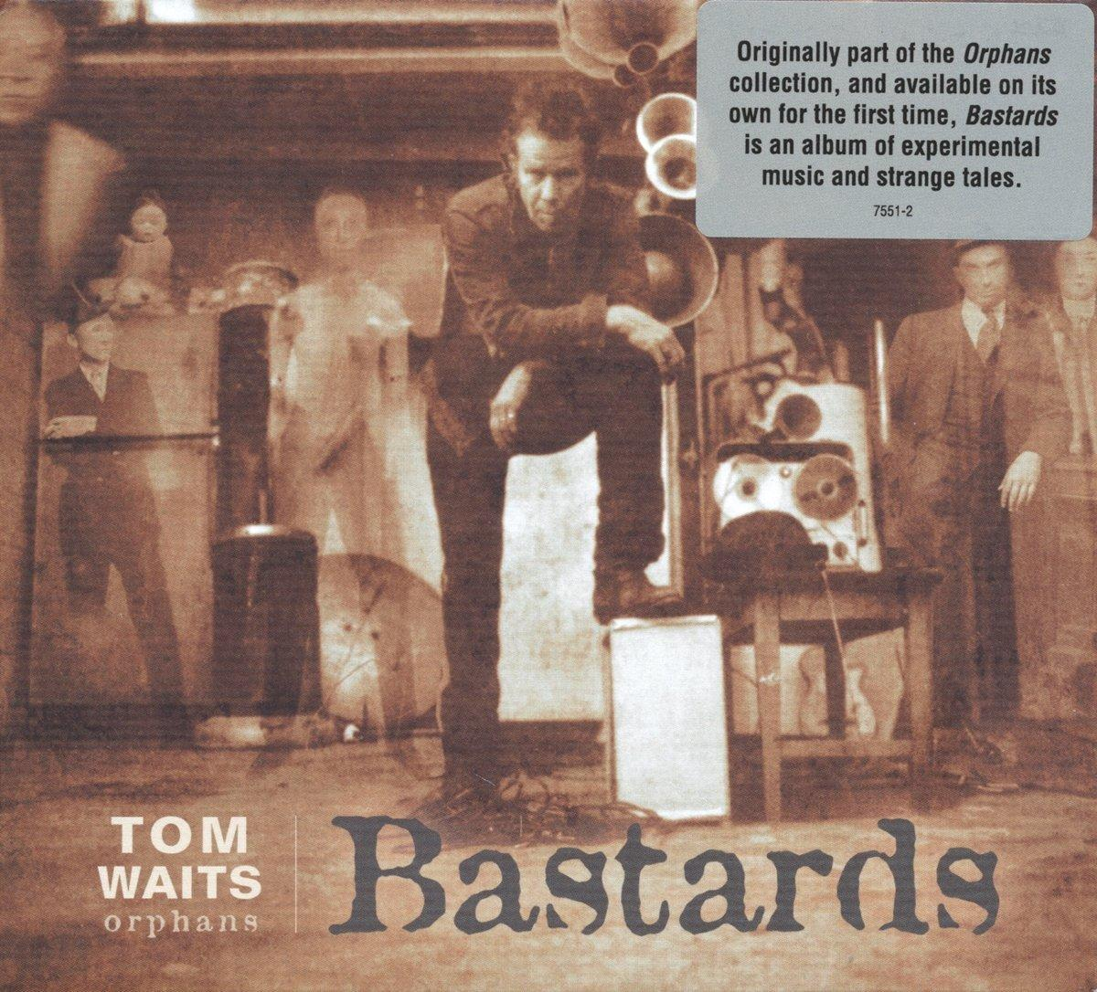 Tom Waits album borító. Sötét ruhás férfi áll az asztalon. Egyéb alakok és tárgyak a háttérben.
