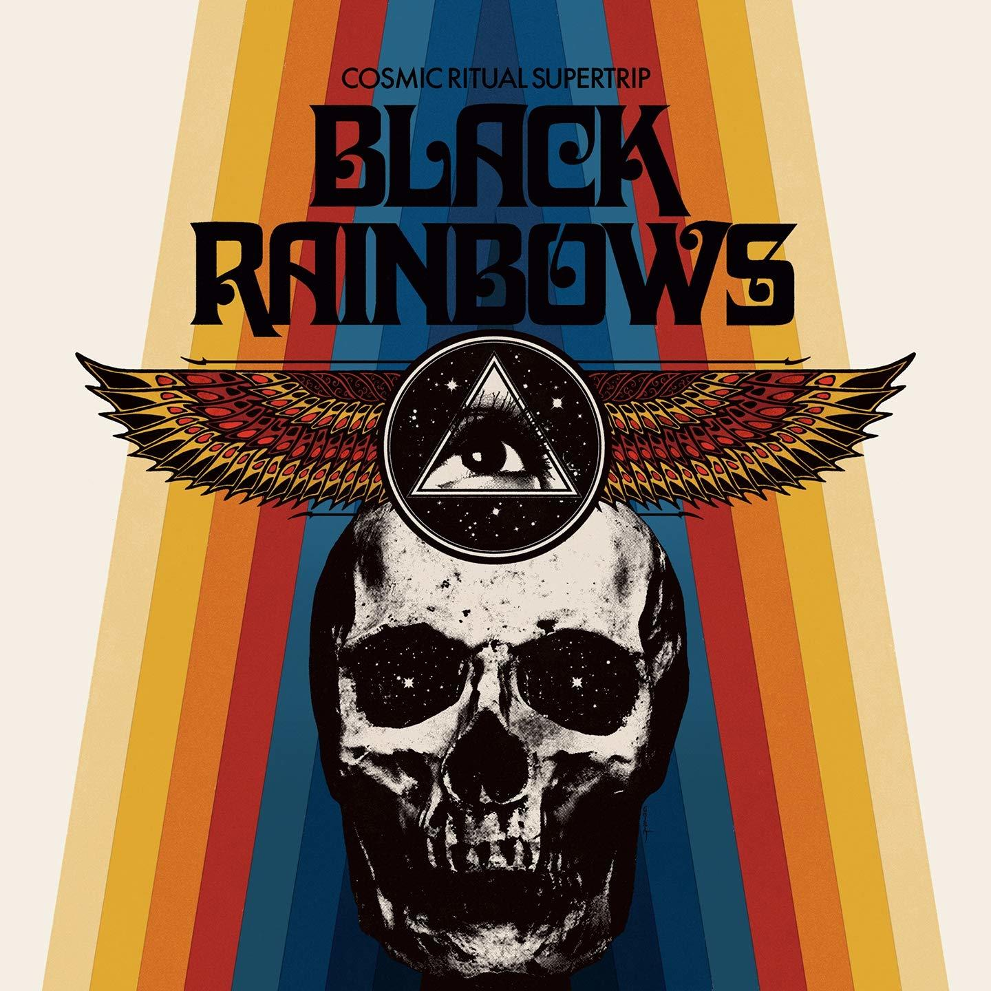 Albumcover mit Totenkopf, Flügeln und einem Dreiecksauge, mit Retro-Design.