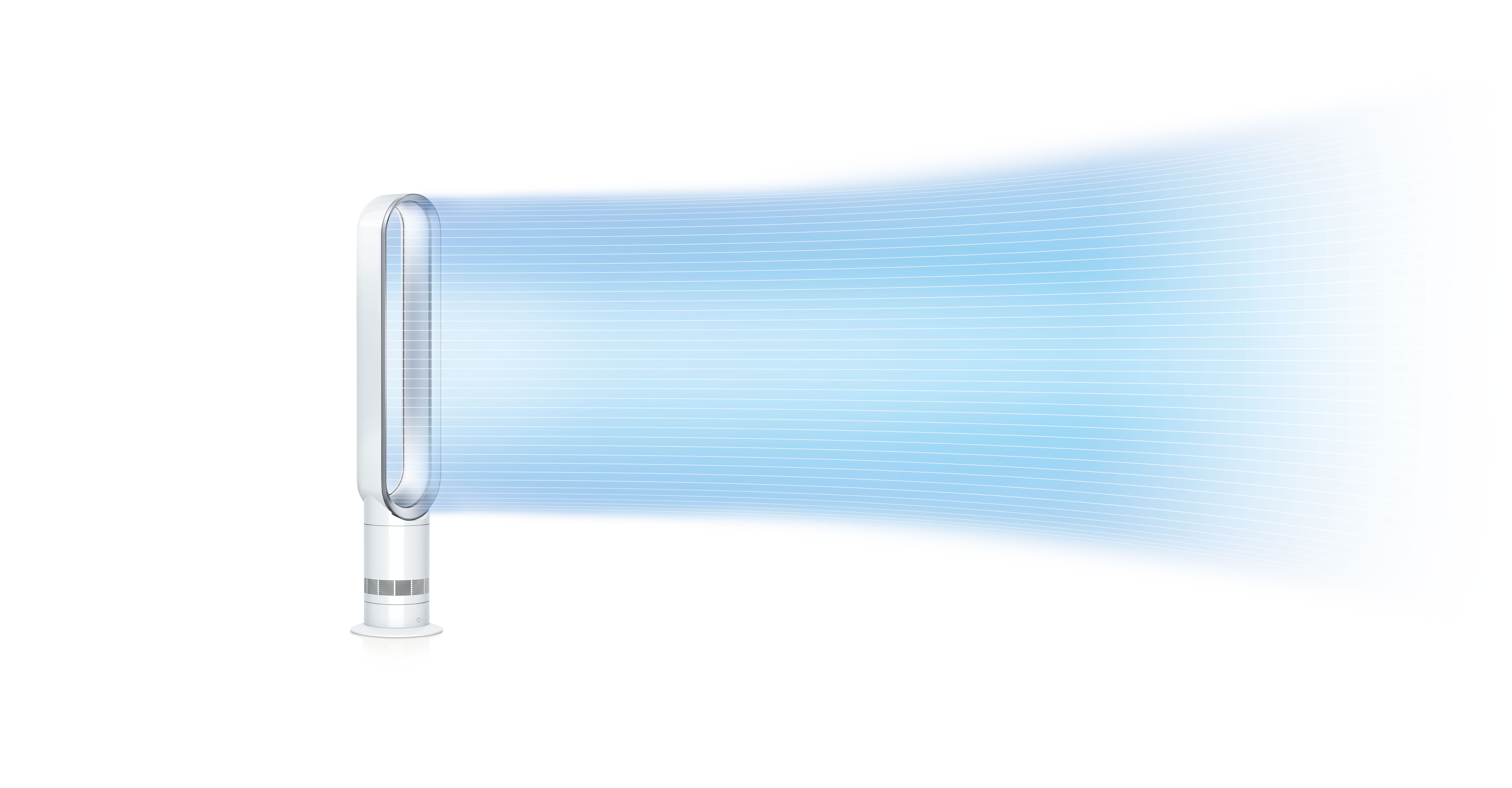 Egy fehér Dyson ventilátor látható, kék légárammal. A háttér fehér.