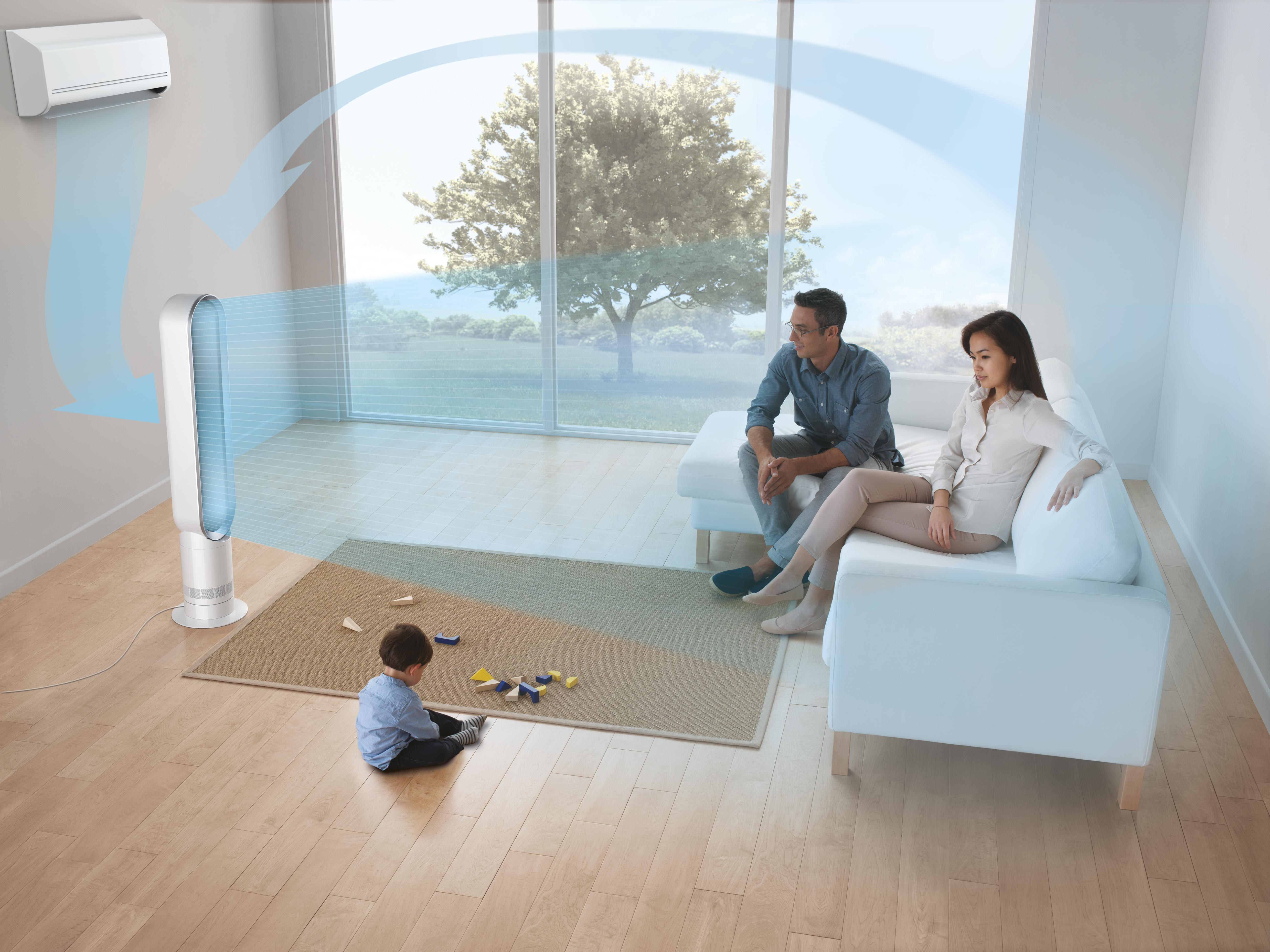 Egy család egy modern nappaliban. Egy ventilátor fújja a levegőt. Egy gyerek építőkockákkal játszik. Egy pár a kanapén ül.