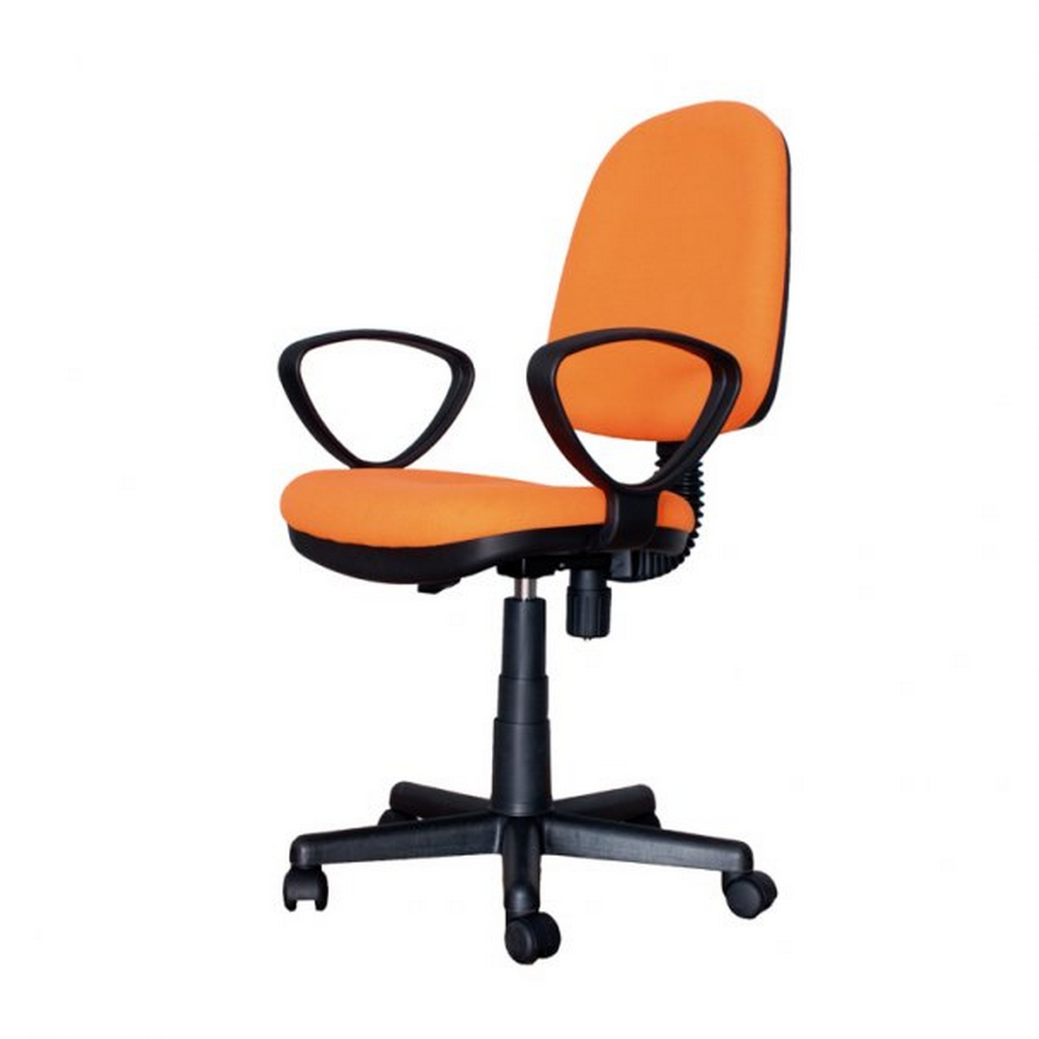 Una silla de oficina naranja sobre un fondo blanco. Tiene una base negra, apoyabrazos y respaldo.