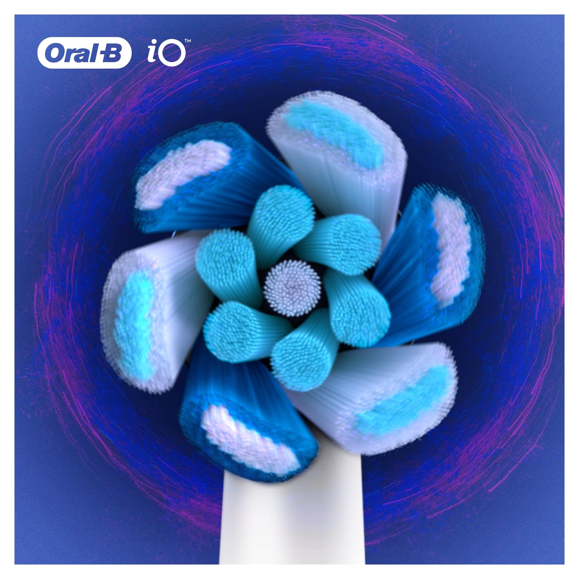 Ein Oral-B iO Zahnbürstenkopf mit blauen und weißen Borsten, Nahaufnahme, auf blauem Hintergrund.