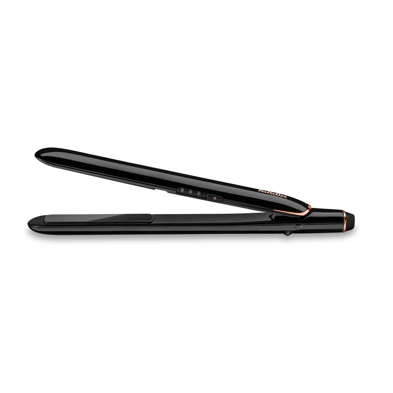 Una plancha de pelo con cuerpo negro y detalles en oro rosa, abierta y en ángulo.